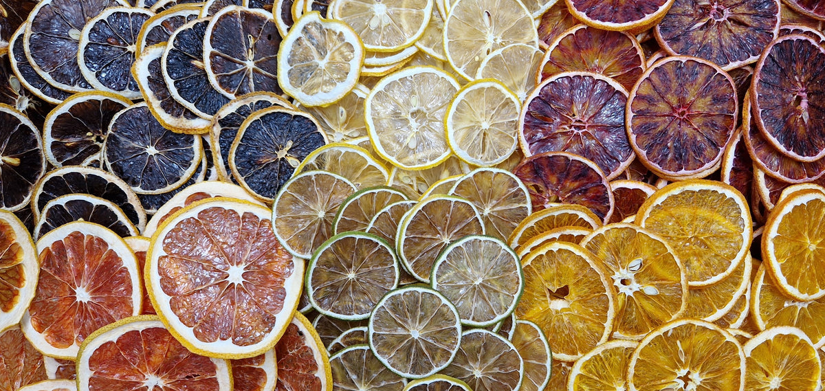 Een mix van gedroogde FruCare-fruitschijfjes