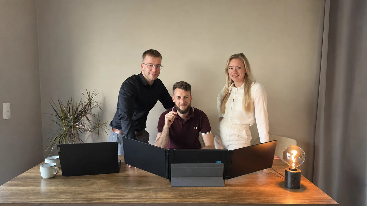 Stef, Maxim en Elke van Multomato Systems rond hun werktafel.