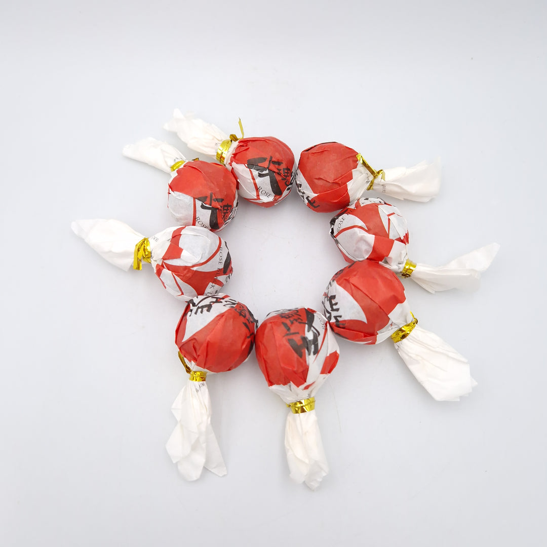 Loskomende Zwarte Theebol met Rozen