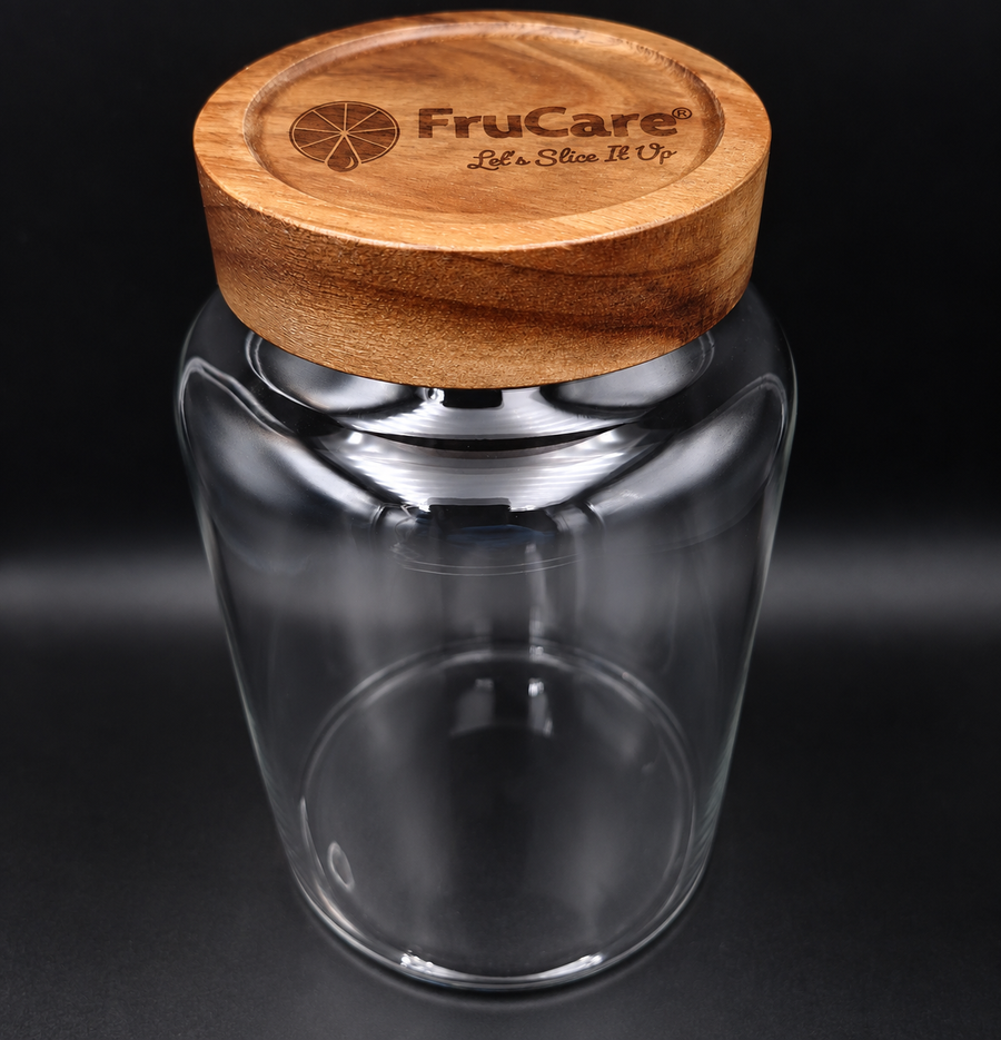 Glazen voorraadpot van 2 liter met het FruCare®-logo gegraveerd in het acaciahouten schroefdeksel